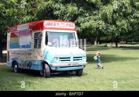 Un gelato van vendita di gelati a un bambino in un paese park Foto Stock