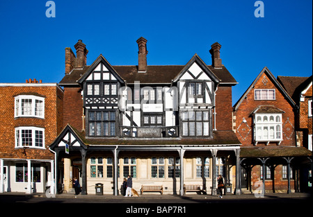 Il XVII secolo la struttura di legno edificio Tudor, ora Lloyds TSB Bank, in High Street, Marlborough, Wiltshire, Inghilterra, Regno Unito Foto Stock