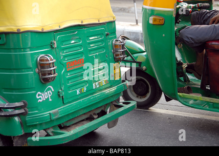 Risciò motorizzati nel traffico di Delhi in India Foto Stock