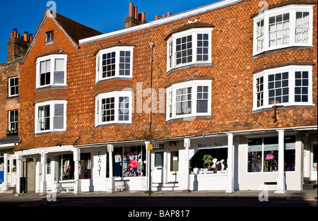 Georgian negozi di High Street nel tipico inglese città mercato di Marlborough Wiltshire, Inghilterra REGNO UNITO Foto Stock