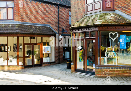 Galleria d'arte e negozio di articoli da regalo in cantiere Hughenden una zona pedonale di sistemazione di negozi e caffetterie Marlborough Wiltshire, Inghilterra REGNO UNITO Foto Stock