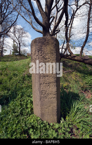 Vecchio chilometraggio pietra waymarker sul crocevia a Hunshelf vicino Stocksbridge Foto Stock