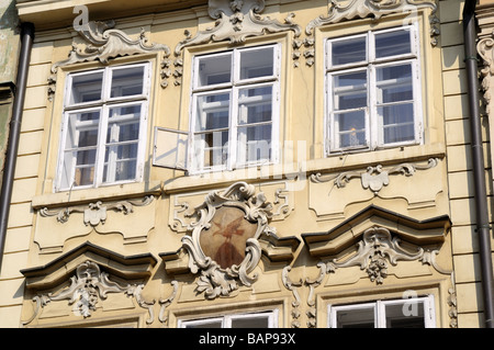 I dettagli di costruzione a Praga che è la capitale della Repubblica ceca. La casa di Aquila sulla Nerudova. Foto Stock