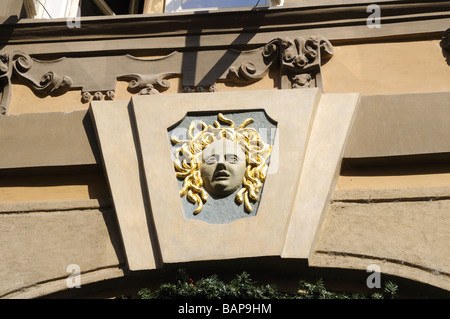 I dettagli di costruzione a Praga che è la capitale della Repubblica ceca. La casa della Medusa sulla Nerudova Foto Stock