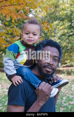 Padre porta il suo figlio sulle spalle, Prospect Park di Brooklyn, New York. Foto Stock