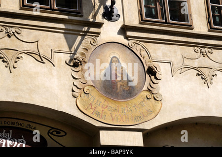 I dettagli di costruzione a Praga che è la capitale della Repubblica ceca. La casa della Vergine sulla Nerudova Foto Stock