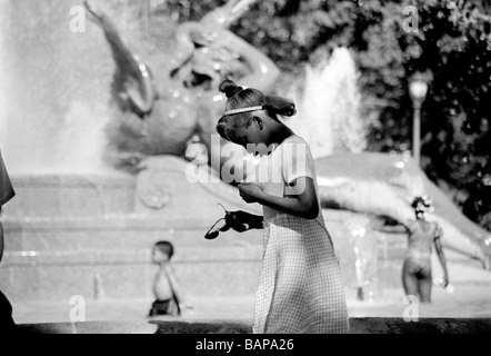 Bambini che giocano a Swann Fountain nel Logan's Circle, Philadelphia, Pennsylvania Foto Stock