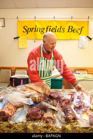 Mercato degli Agricoltori stallo a Rickinghall Village Hall nel Suffolk, Regno Unito Foto Stock