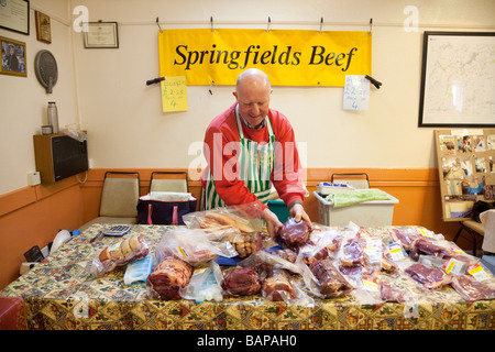 Mercato degli Agricoltori stallo a Rickinghall Village Hall nel Suffolk, Regno Unito Foto Stock