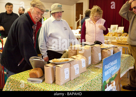 Mercato degli Agricoltori stallo a Rickinghall Village Hall nel Suffolk, Regno Unito Foto Stock