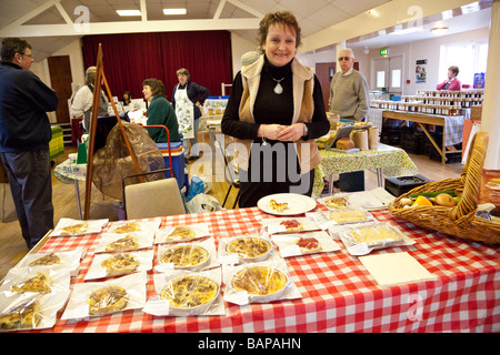 Mercato degli Agricoltori stallo a Rickinghall Village Hall nel Suffolk, Regno Unito Foto Stock