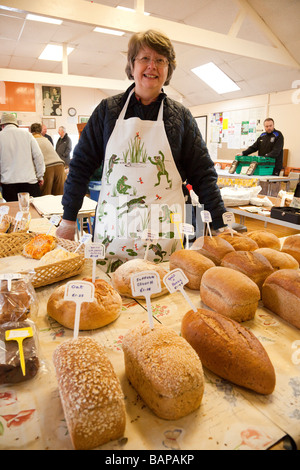 Farmers Market shop di stallo a Rickinghall Village Hall nel Suffolk, Regno Unito Foto Stock