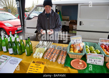 Mercato degli Agricoltori stallo a Rickinghall Village Hall nel Suffolk, Regno Unito Foto Stock