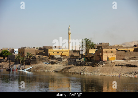 Villaggio sulle rive del fiume Nilo, Luxor, Egitto Foto Stock