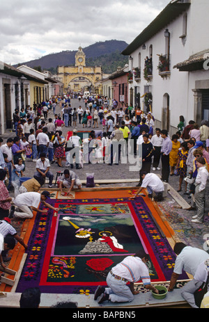 La creazione di tappeti ALFOMBRAS durante la SEMANA SANTA PASQUA una tradizione risalente al 1600 Antigua Guatemala Foto Stock