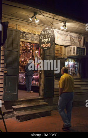 New Orleans in Louisiana turisti visitano Marie Laveau s House del Voodoo su Bourbon Street Foto Stock