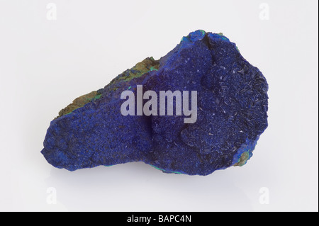 Azurite crystal cluster su bakground bianco Foto Stock