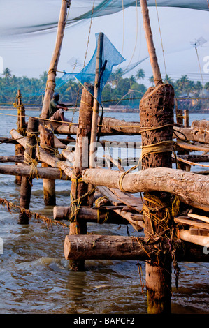 Struttura in legno per tenere le reti da pesca cinesi, Fort Kochi, (Fort Cochin, Kerala, India Foto Stock