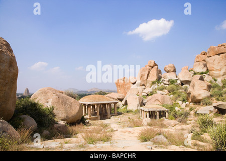 Le antiche rovine di colonne, Hampi, Karnataka, India Foto Stock