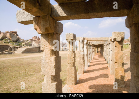 Le antiche rovine di un bazaar, Krishna Bazaar, Hampi, Karnataka, India Foto Stock