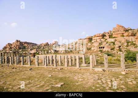 Le antiche rovine di colonne, Hampi, Karnataka, India Foto Stock