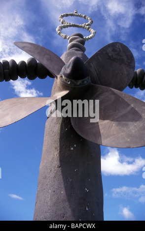 Artistico - ambientale simbolo di Greenpeace Rainbow Warrior monumento memorial Maraetai Isola del nord della Nuova Zelanda Foto Stock