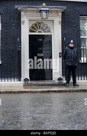 Un poliziotto in piedi al di fuori di n. 10 Downing Street, Londra nel Regno Unito. Foto Stock