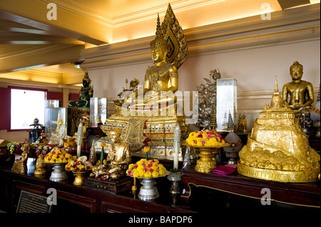 Altare sotto lo Stupa in Wat Saket sul Golden Mount. Bangkok, Tailandia. Foto Stock