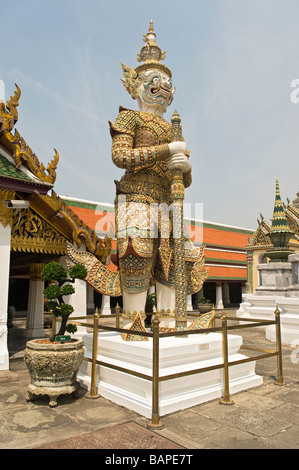 Un gigante mitologico Demon o protezioni Yaksha l'ingresso al Wat Phra Kaew, Bangkok, Thailandia. Foto Stock