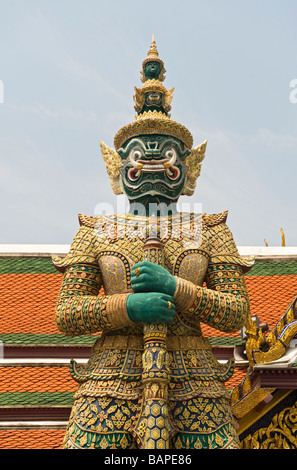 Un gigante mitologico Demon o protezioni Yaksha l'ingresso al Wat Phra Kaew, Bangkok, Thailandia. Foto Stock