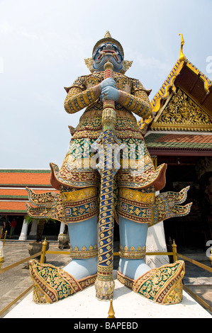 Un gigante mitologico Demon o protezioni Yaksha l'ingresso al Wat Phra Kaew, Bangkok, Thailandia. Foto Stock