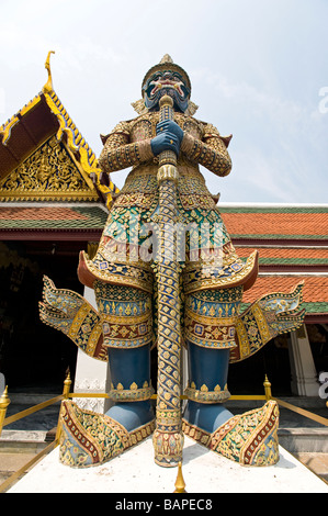 Un gigante mitologico Demon o protezioni Yaksha l'ingresso al Wat Phra Kaew, Bangkok, Thailandia. Foto Stock