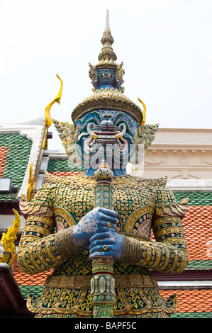 Un gigante mitologico Demon o protezioni Yaksha l'ingresso al Wat Phra Kaew, Bangkok, Thailandia. Foto Stock