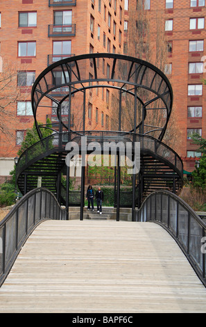 Un ferro da stiro della torre di vedetta, riecheggiando la corona della statua della Libertà, South Cove, Battery Park City, New York. Foto Stock