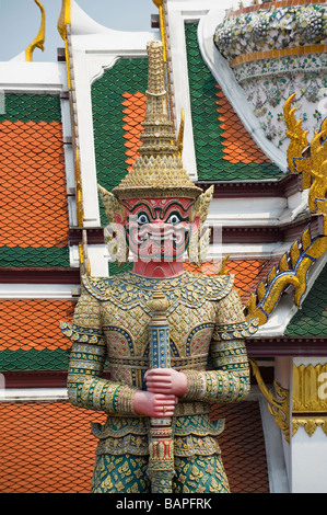 Un gigante mitologico Demon o protezioni Yaksha l'ingresso al Wat Phra Kaew, Bangkok, Thailandia. Foto Stock