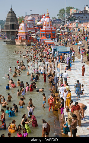 Pellegrini la balneazione nel fiume Gange. Har-ki-Pairi ghat. Haridwar. Uttarakhand. India Foto Stock