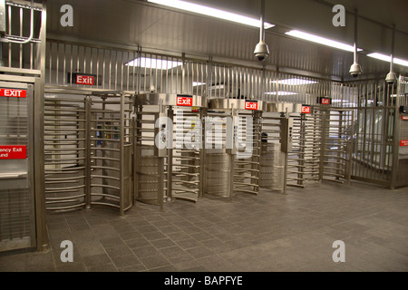 L'uscita delle barriere di sicurezza nel sud del traghetto Stazione metropolitana, Manhattan, New York. ISO100 Foto Stock