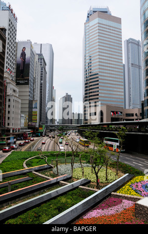 Colorato nodo stradale su Connaught Road nel quartiere centrale di Hong Kong Foto Stock