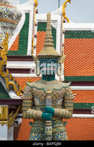 Un gigante mitologico Demon o protezioni Yaksha l'ingresso al Wat Phra Kaew, Bangkok, Thailandia. Foto Stock