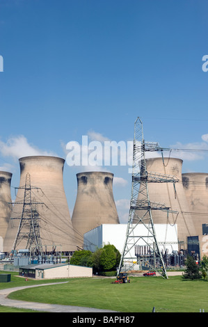 Ferrybridge del carbone e della biomassa powered power station nel West Yorkshire, vicino al villaggio di Ferrybridge Foto Stock