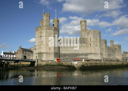 Città di Caernarfon, Galles. La storica Caernarfon Castle sulle rive del fiume Seiont. Foto Stock