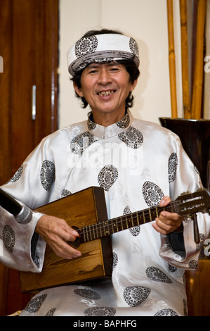 Musicista vietnamita riproduzione di musica folk tradizionale. La città di Ho Chi Minh, Vietnam. Foto Stock