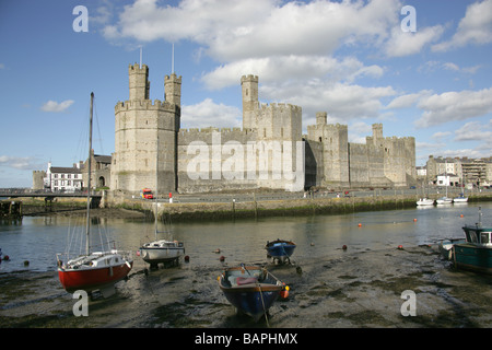 Città di Caernarfon, Galles. La storica Caernarfon Castle sulle rive del fiume Seiont. Foto Stock