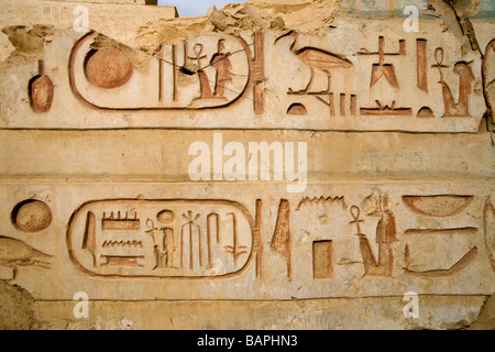 Rilievi sulle pareti interne del tempio di Ramesses II a Abydos, Valle del Nilo in Egitto Foto Stock