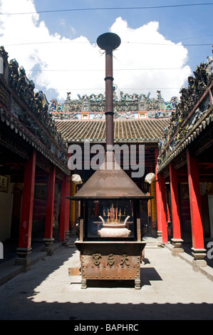 Bruciare incenso stufa in Tempio Thien Hau, Ho Chi Minh City, Vietnam. Foto Stock