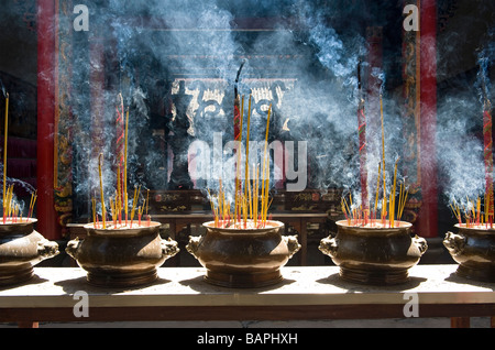 Bruciare incenso nel Tempio Thien Hau, Ho Chi Minh City, Vietnam. Foto Stock