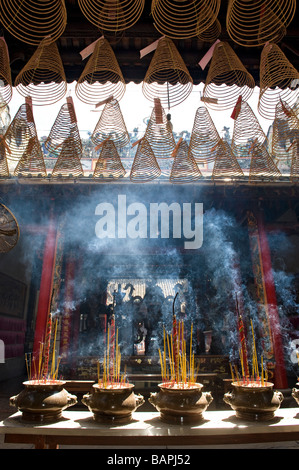 Bruciare incenso nel Tempio Thien Hau, Ho Chi Minh City, Vietnam. Foto Stock