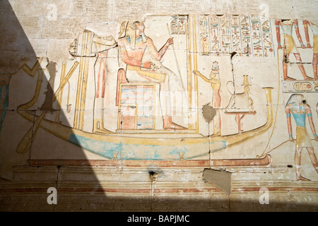 Rilievi dipinti sulle pareti interne del tempio di Ramesses II a Abydos, Valle del Nilo in Egitto Foto Stock