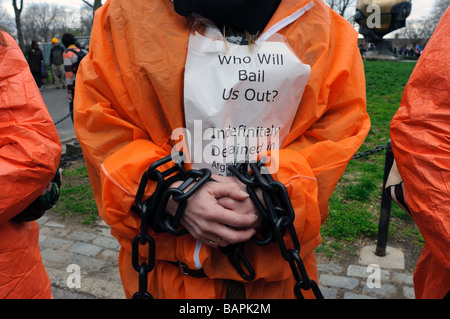I dimostranti protestano Guantanamo torture e corporate bailouts. Foto Stock