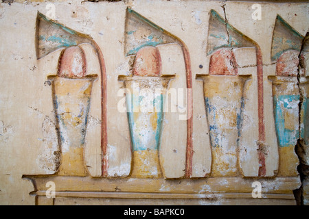 Rilievi dipinti sulle pareti interne del tempio di Ramesses II a Abydos, Valle del Nilo in Egitto Foto Stock